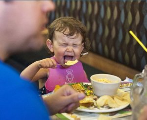 9.-When-people-let-their-children-misbehave-in-restaurants.